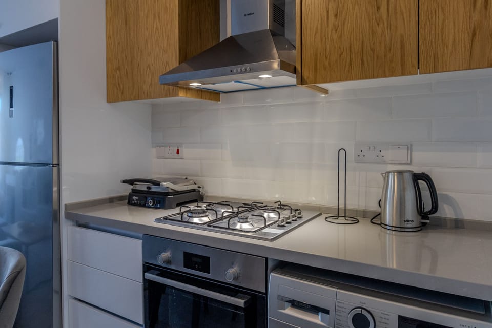 Deluxe Studio | Private kitchen | Fridge, microwave, oven, stovetop
