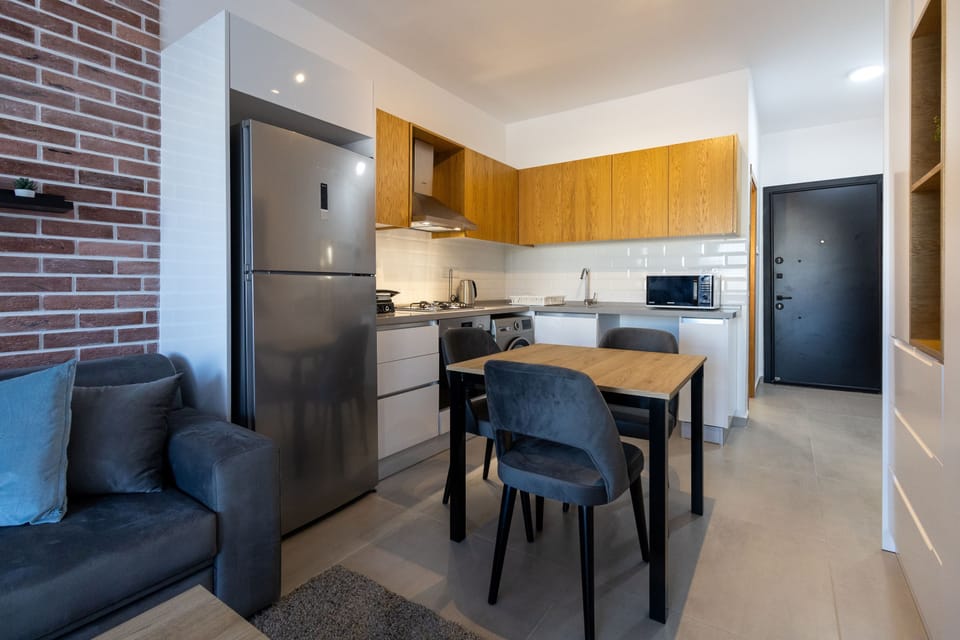 Deluxe Studio | Desk, iron/ironing board, WiFi (free), individually decorated