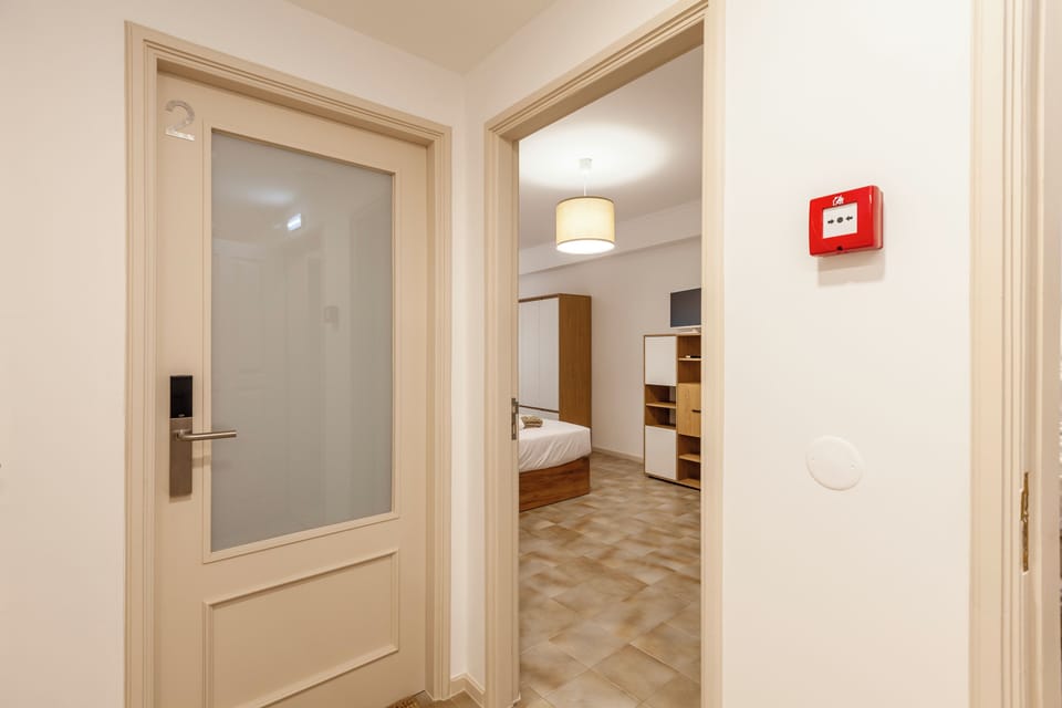 Deluxe Room, Multiple Beds, Balcony, City View (Quarto A1) | Free WiFi