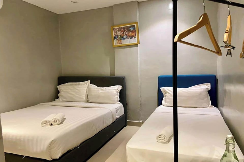 Triple Room | In-room safe, desk, free WiFi, bed sheets