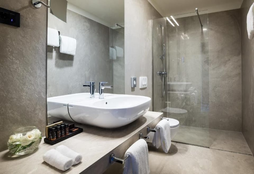 Executive Room, Sea View | Bathroom | Designer toiletries, hair dryer, bathrobes, slippers