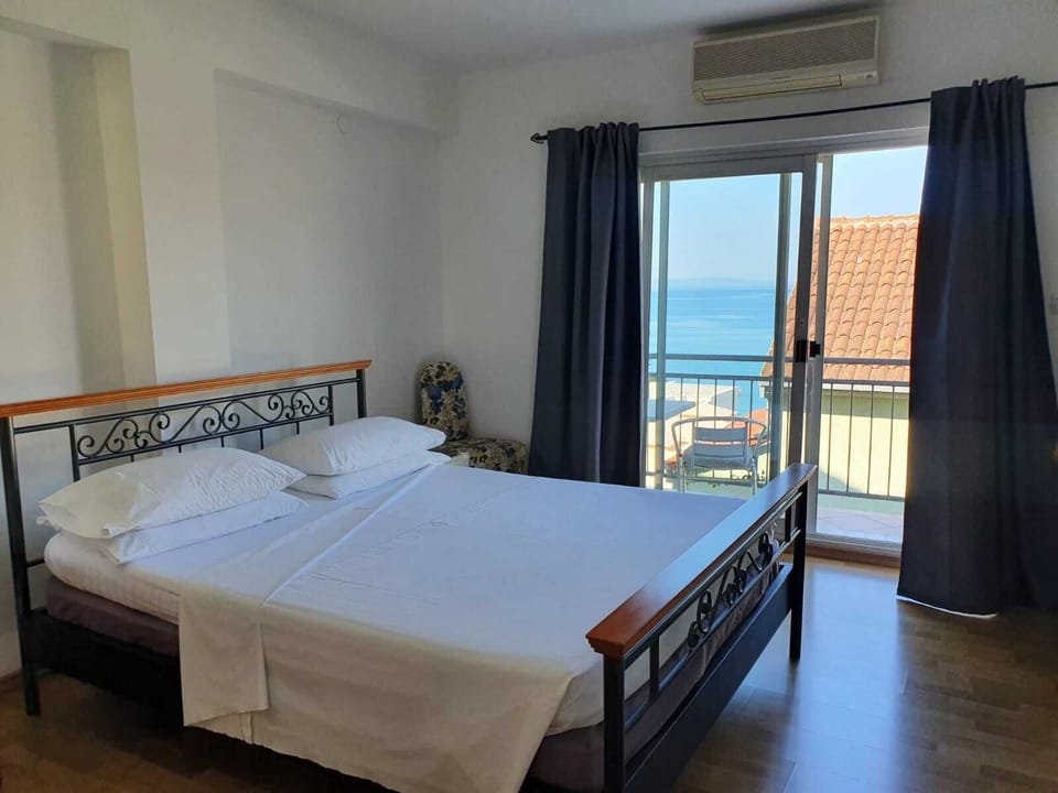 Queen Room with Balcony | Premium bedding, minibar, individually decorated, laptop workspace