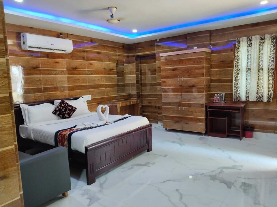 Classic Room | Hypo-allergenic bedding, desk, bed sheets