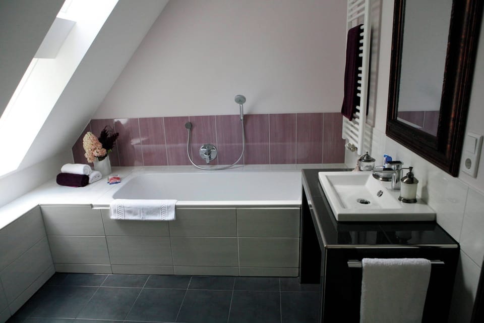 Basic Double Room, Garden View | Bathroom