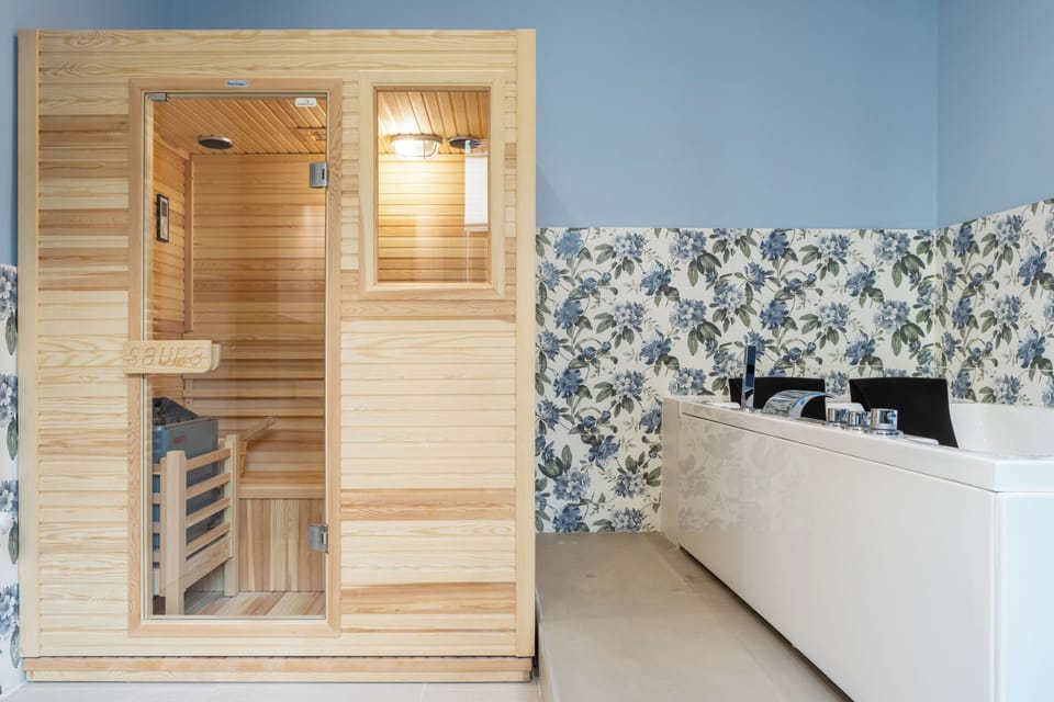 Suite Jacuzzi Sauna | Bathroom | Free toiletries, hair dryer, slippers, bidet