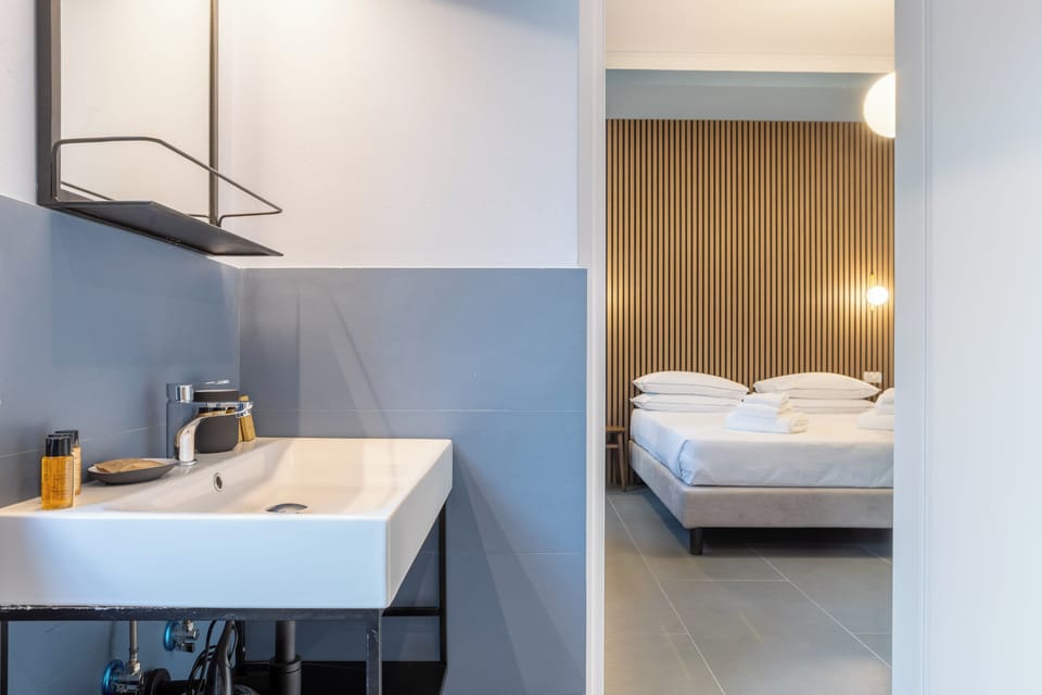 Suite Jacuzzi Sauna | Bathroom | Free toiletries, hair dryer, slippers, bidet