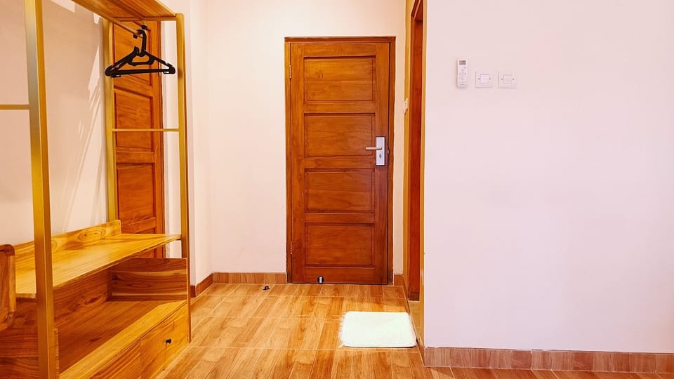 Free minibar, desk, bed sheets