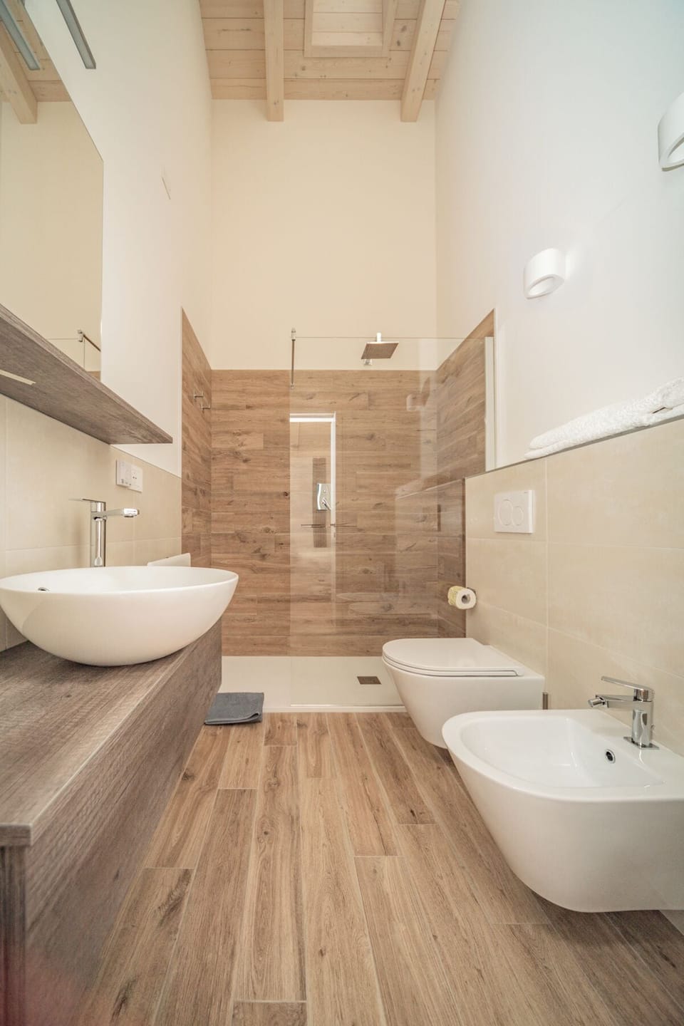 Double or Twin Room | Bathroom | Shower, rainfall showerhead, free toiletries, hair dryer