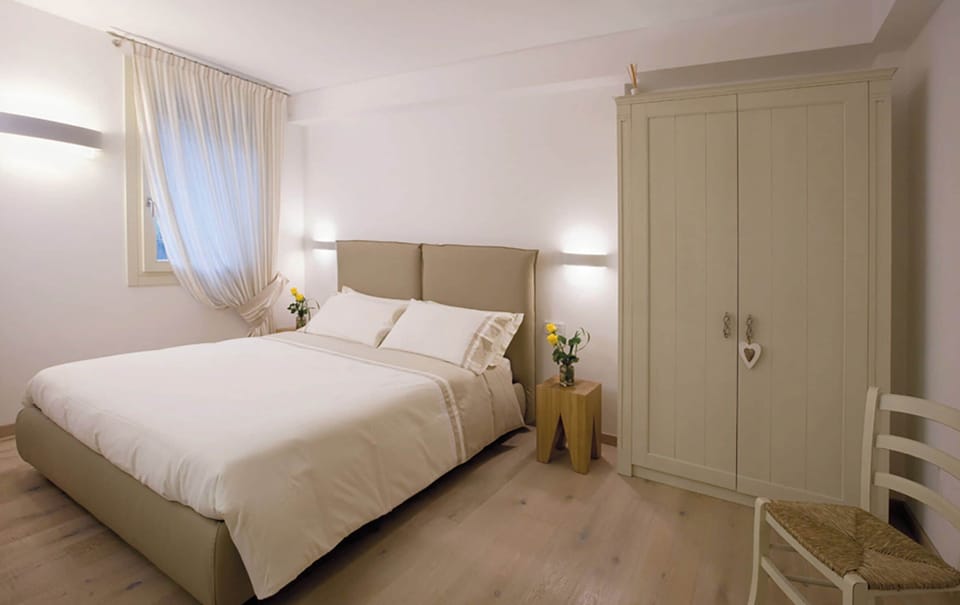 Camera Dell` Essenza | Desk, soundproofing, free WiFi