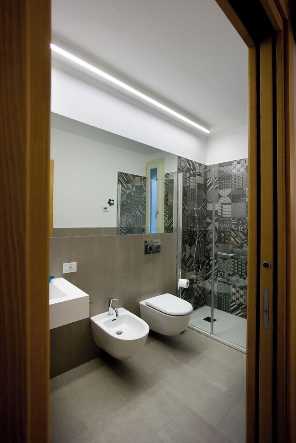 Camera Dell` Essenza | Bathroom | Shower, hair dryer, bidet, towels