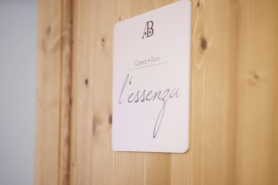 Camera Dell` Essenza | Desk, soundproofing, free WiFi