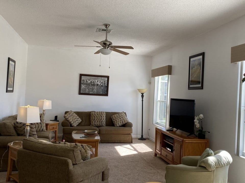 House, 5 Bedrooms | Living area