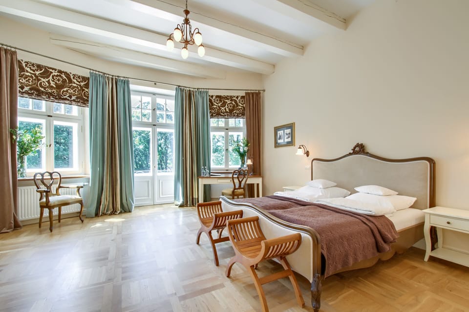 Suite, Garden View | Desk, laptop workspace, iron/ironing board, free WiFi