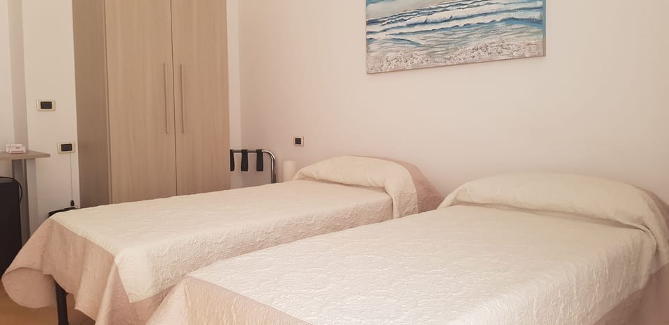 Classic Double or Twin Room | In-room safe, desk, laptop workspace, blackout drapes