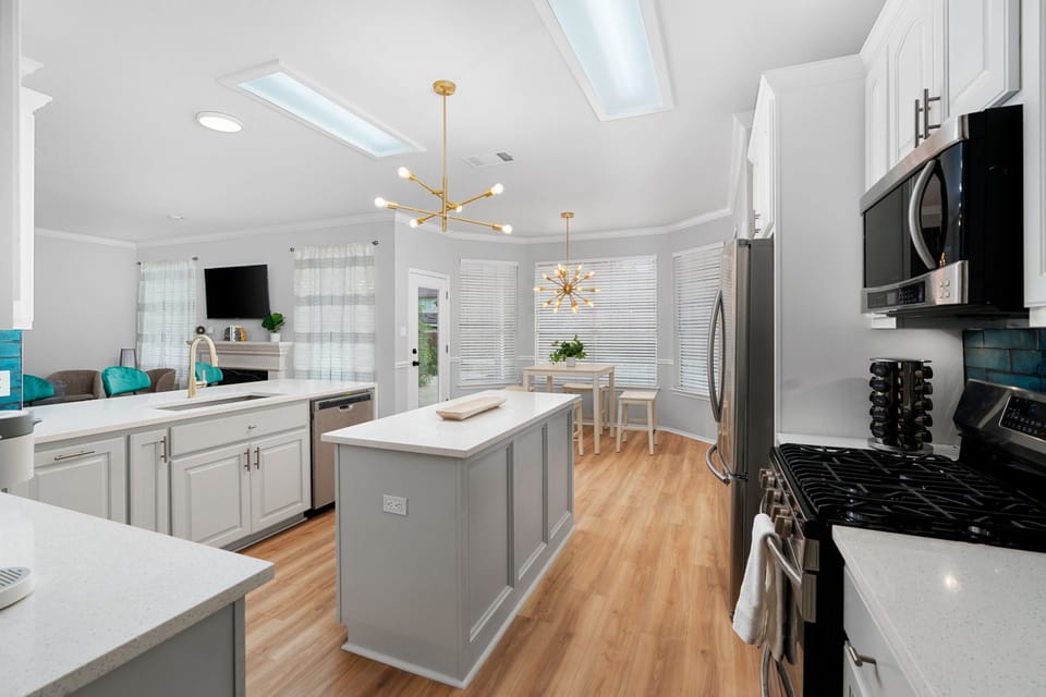 Luxury House, Multiple Beds, Non Smoking, Private Pool | Private kitchen | Electric kettle, toaster