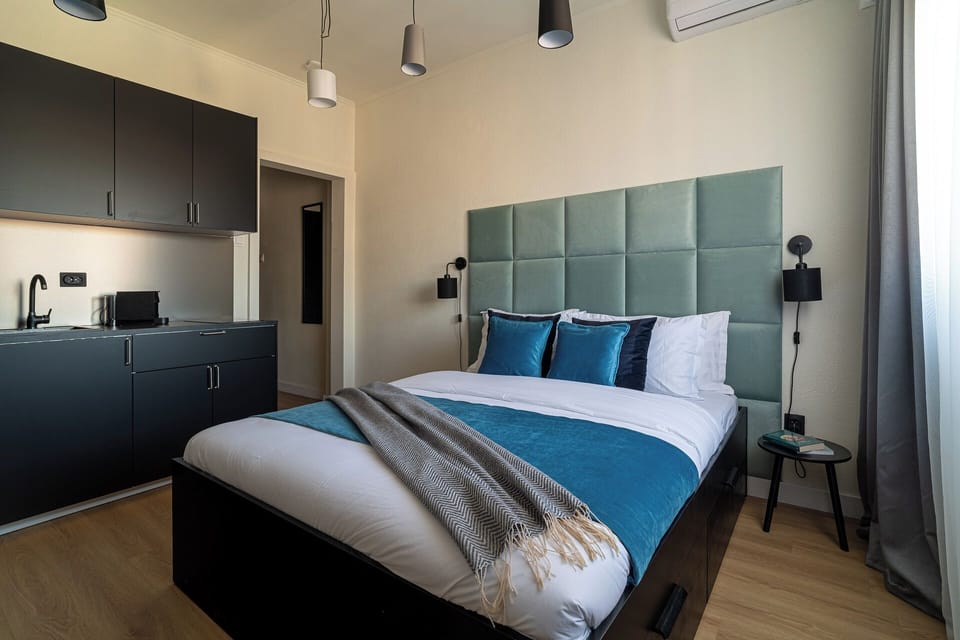 Comfort Condo, 1 Queen Bed, Non Smoking, Kitchen | Blackout drapes, iron/ironing board, free WiFi