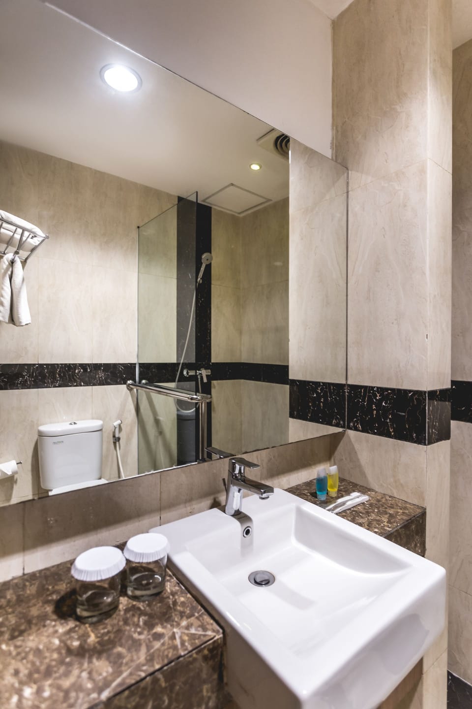 Deluxe Double Room | Bathroom | Shower, towels