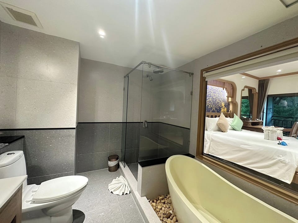 Grand Deluxe Room | Bathroom | Free toiletries, hair dryer, towels, soap