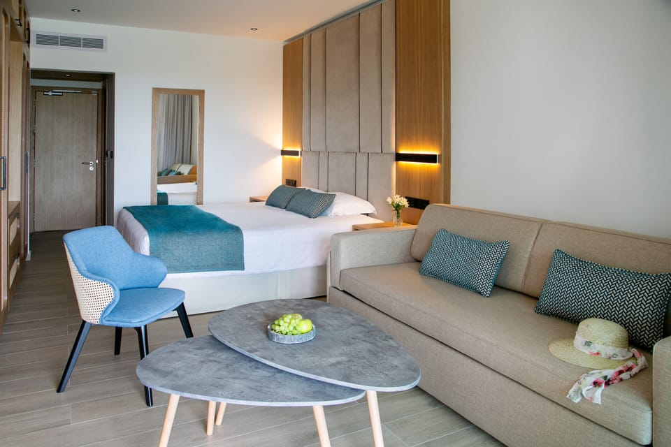 Junior Suite, Balcony, Sea View (Swim up) | In-room safe, blackout drapes, soundproofing