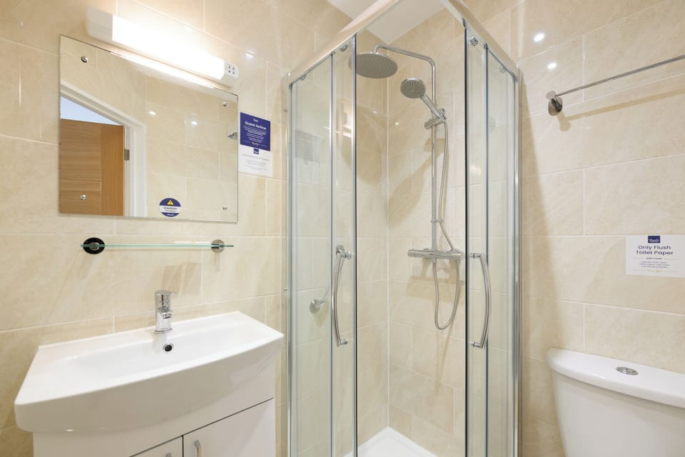 Double Room | Bathroom | Towels, soap, shampoo, toilet paper