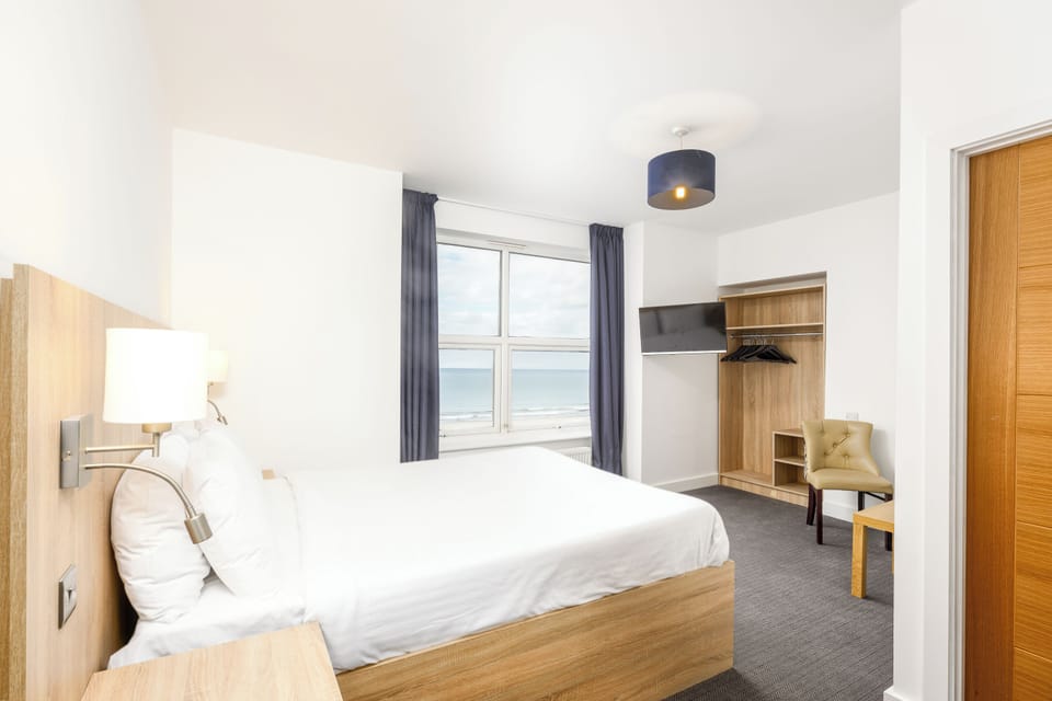 Double Room, Sea View | Desk, iron/ironing board, free WiFi, bed sheets