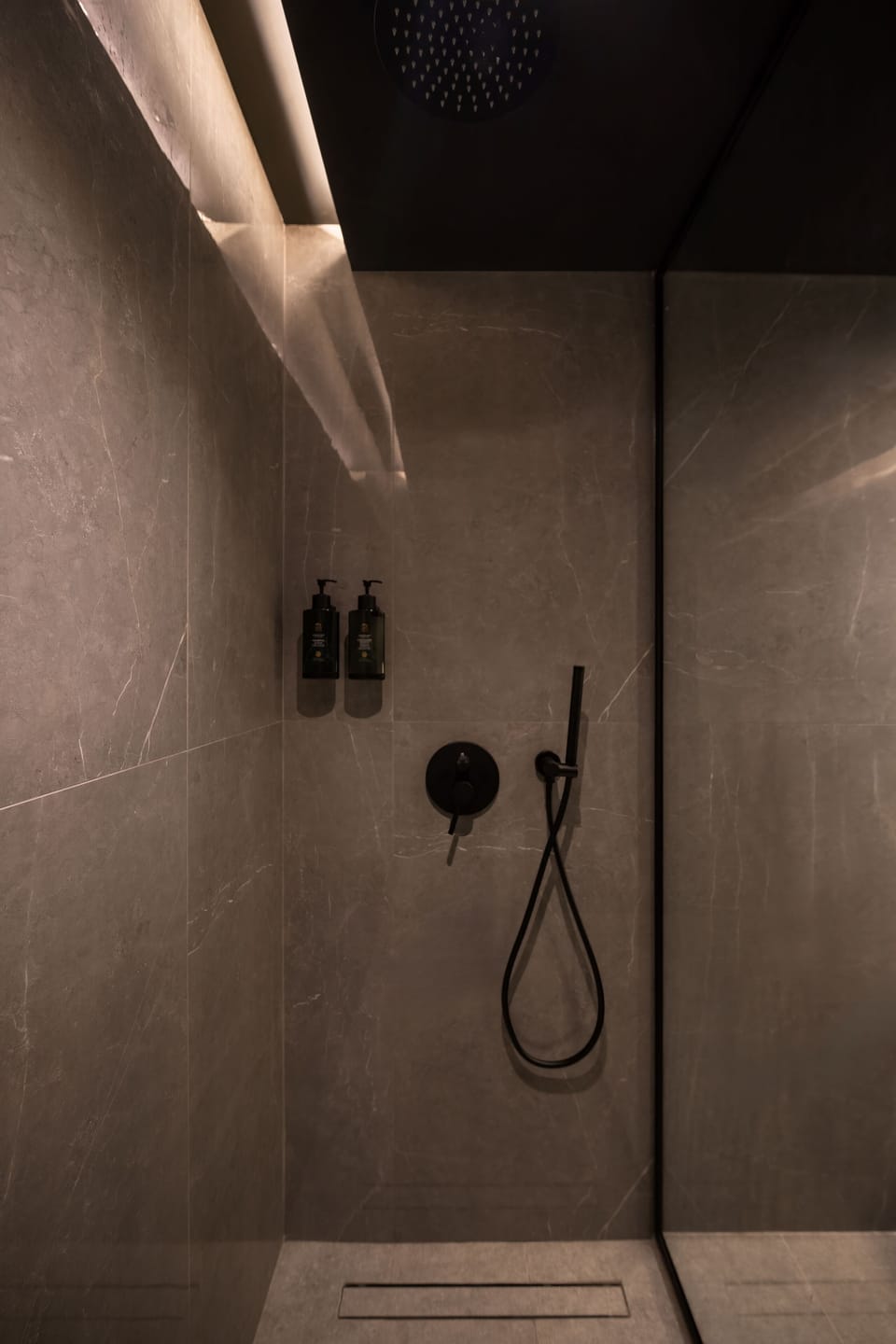 Shower, rainfall showerhead, free toiletries, hair dryer