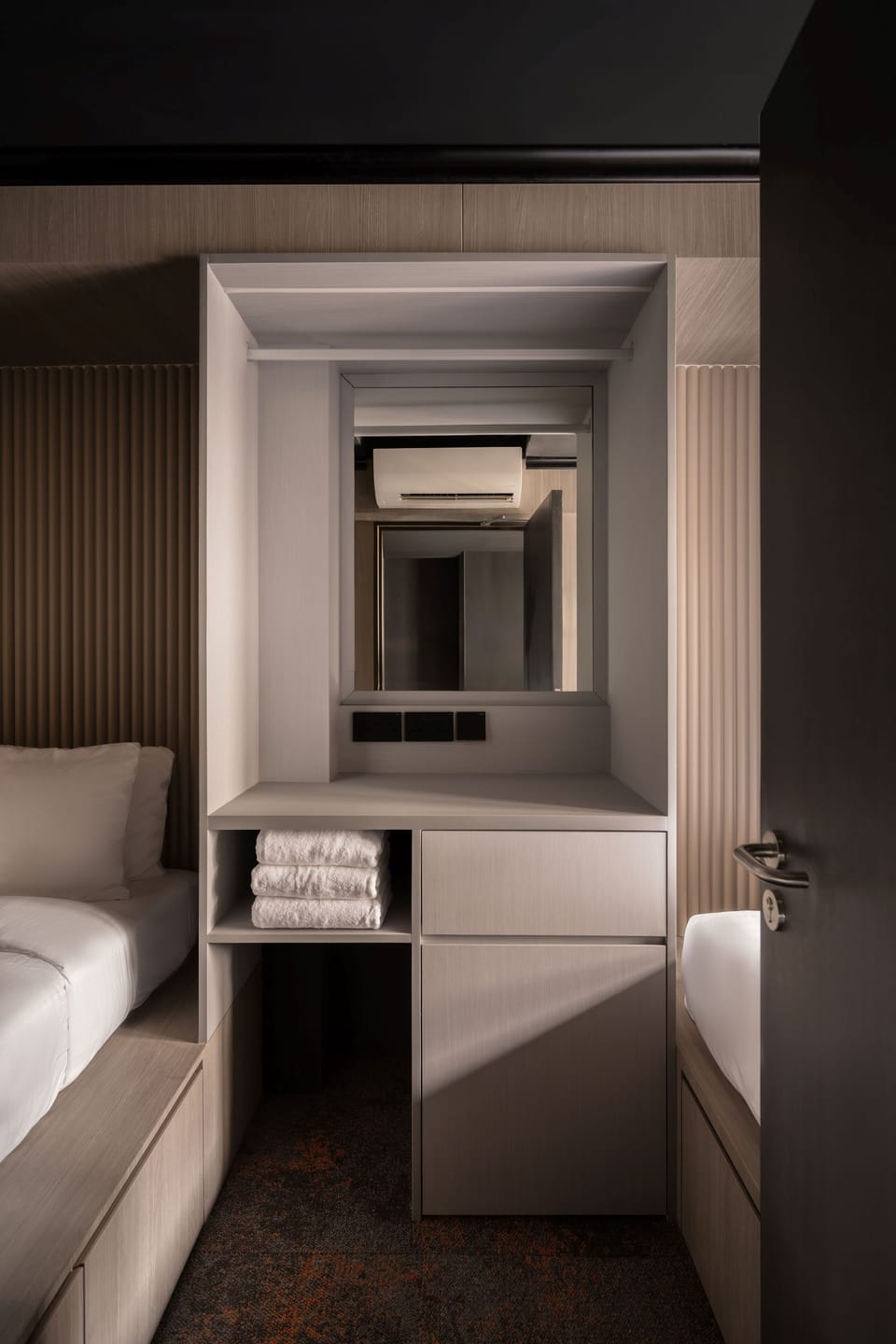 Family Room with 1 Single Bed + 1 Queen Bed | Desk, soundproofing, WiFi (free), bed sheets
