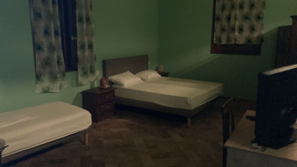 Triple Room | Desk, WiFi (free)