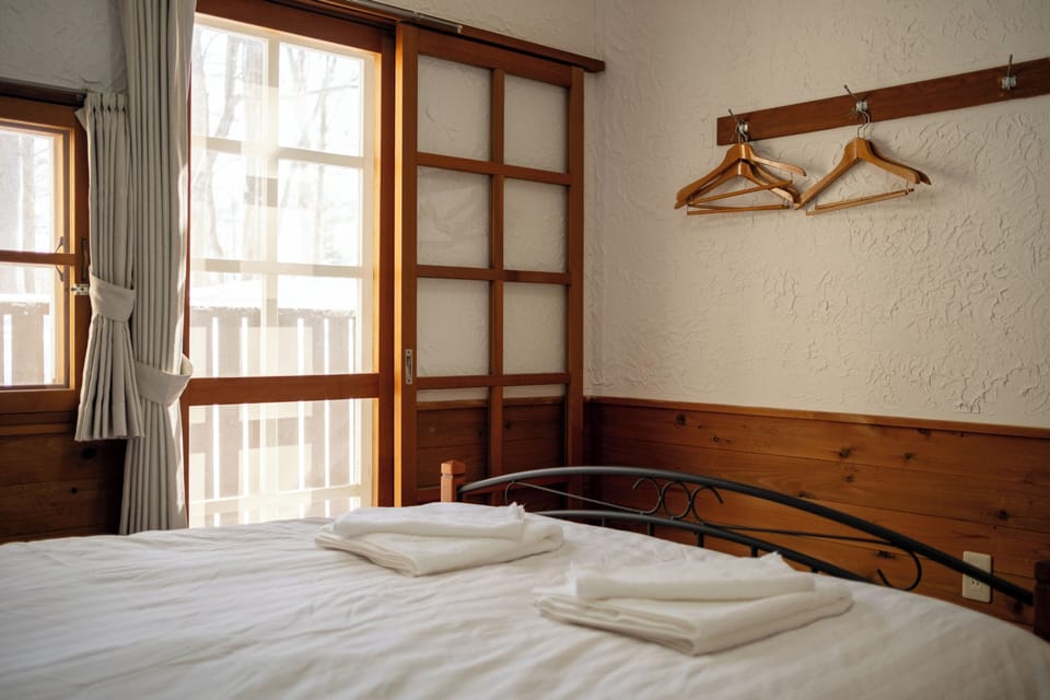Classic Suite, 2 Bedrooms, Mountain View | Free WiFi, bed sheets