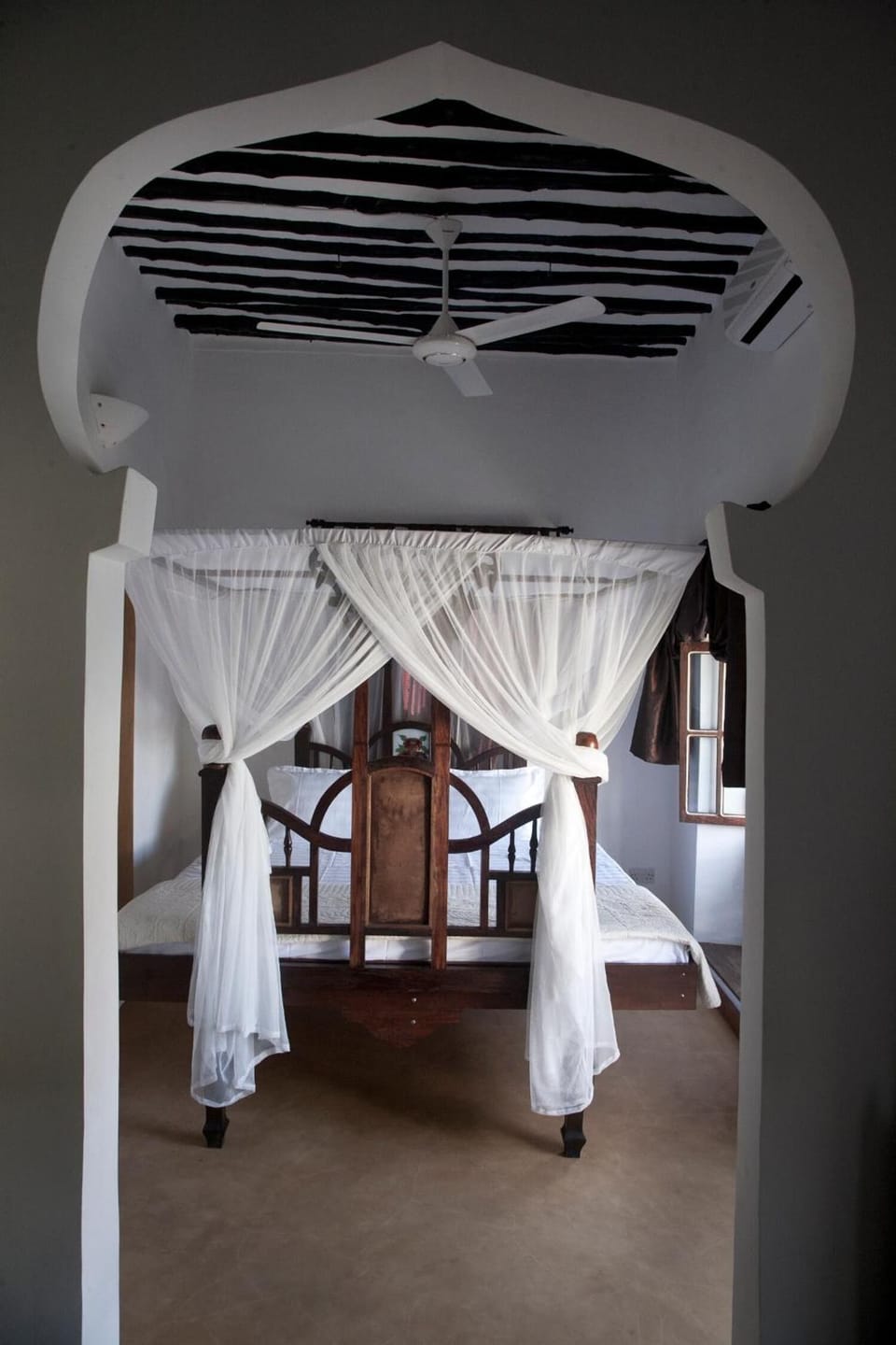 Premium bedding, in-room safe, desk, free cribs/infant beds