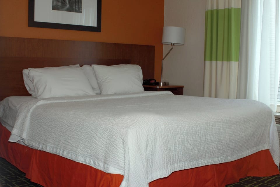Premium bedding, desk, iron/ironing board, WiFi (free)