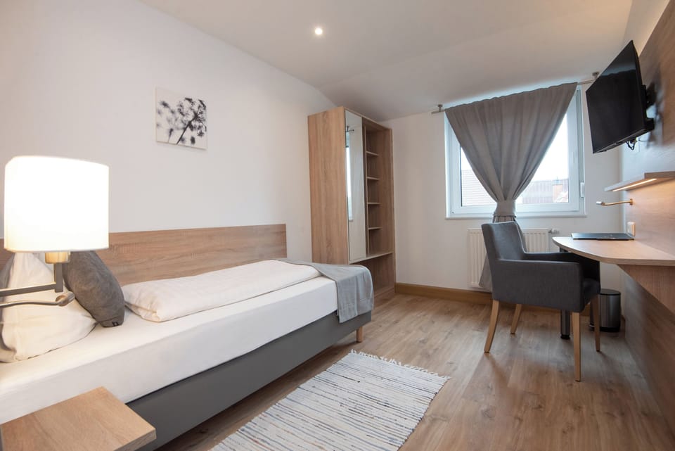 Comfort Single Room | Desk, laptop workspace, free WiFi