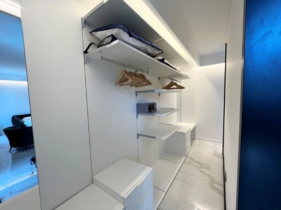 Junior Studio Suite, Pool View | Wardrobe