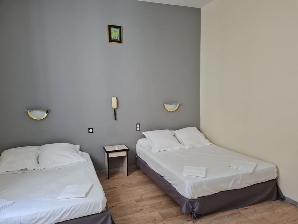 Family Room | Desk, free WiFi, bed sheets