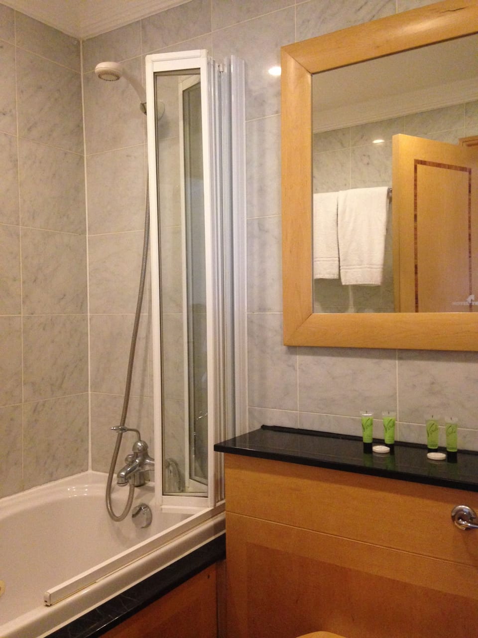 Executive Double Room | Bathroom | Free toiletries, hair dryer, towels, soap