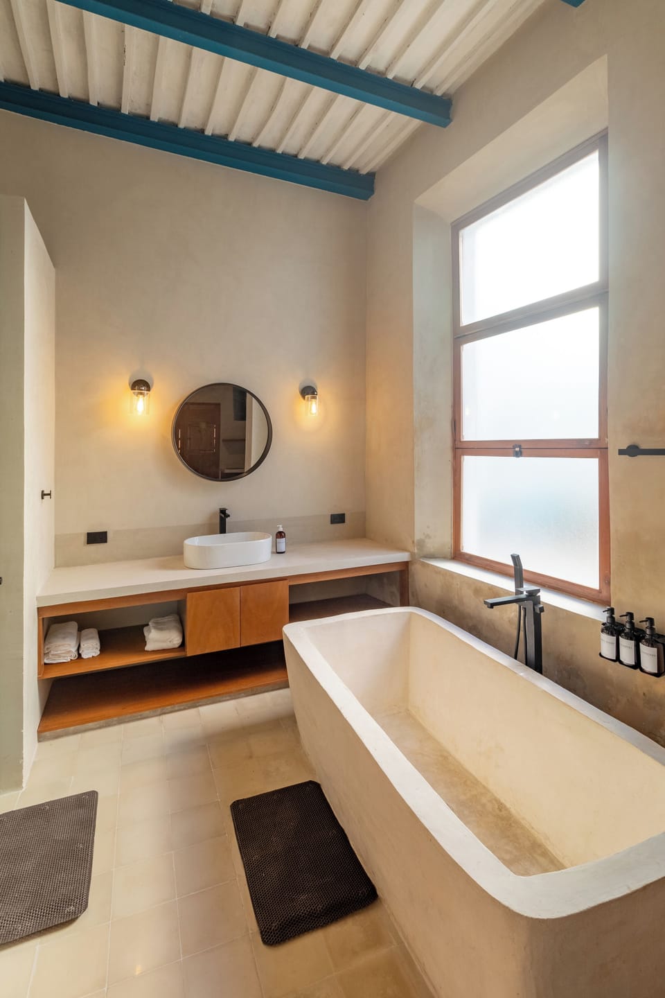 Superior Suite, 1 King Bed, City View | Bathroom | Shower, hydromassage showerhead, hair dryer, towels
