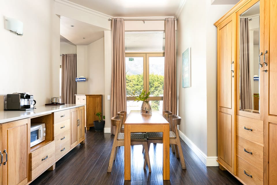 Wood Fired Hot Tub Pool Studio | In-room dining