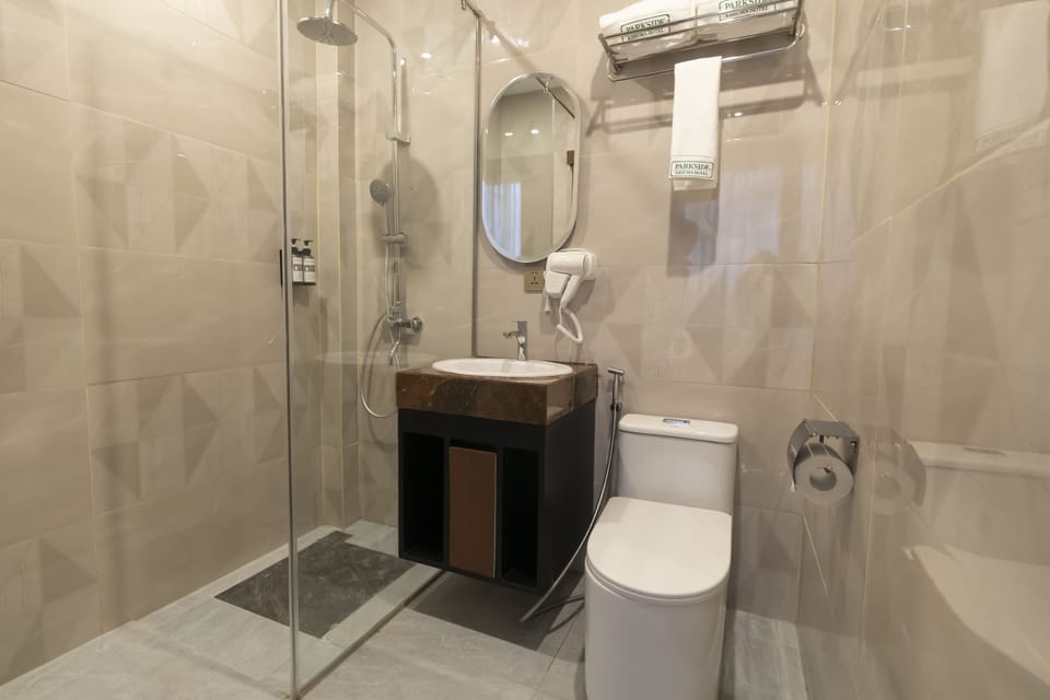 Luxury Single Room | Bathroom | Shower, free toiletries, towels, soap