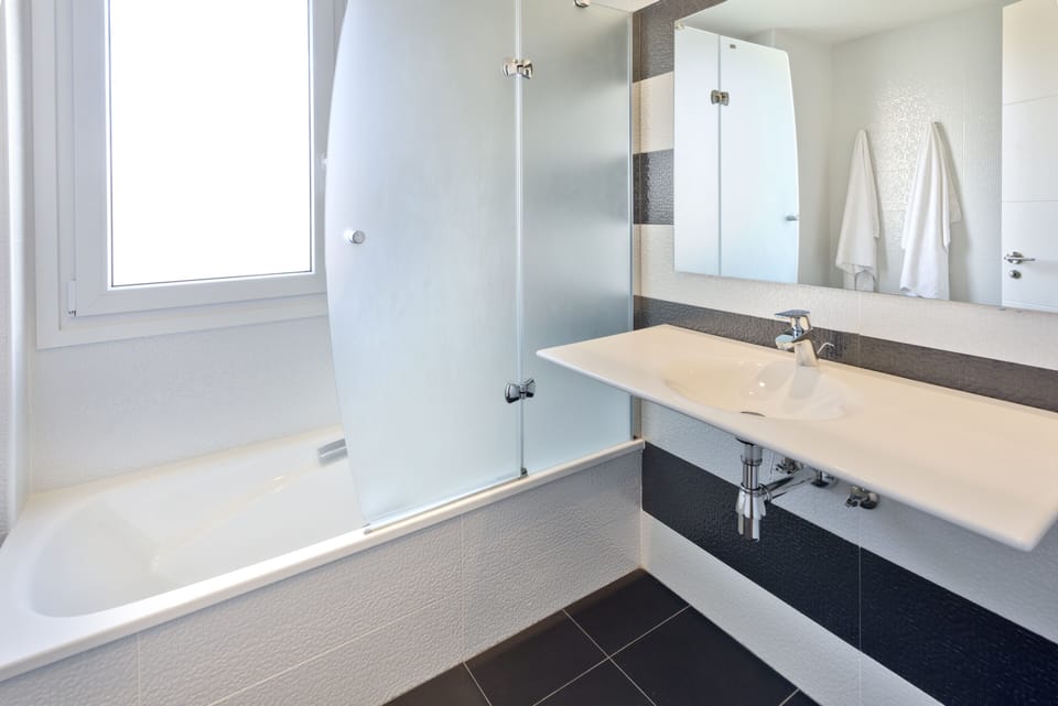 Separate tub and shower, towels