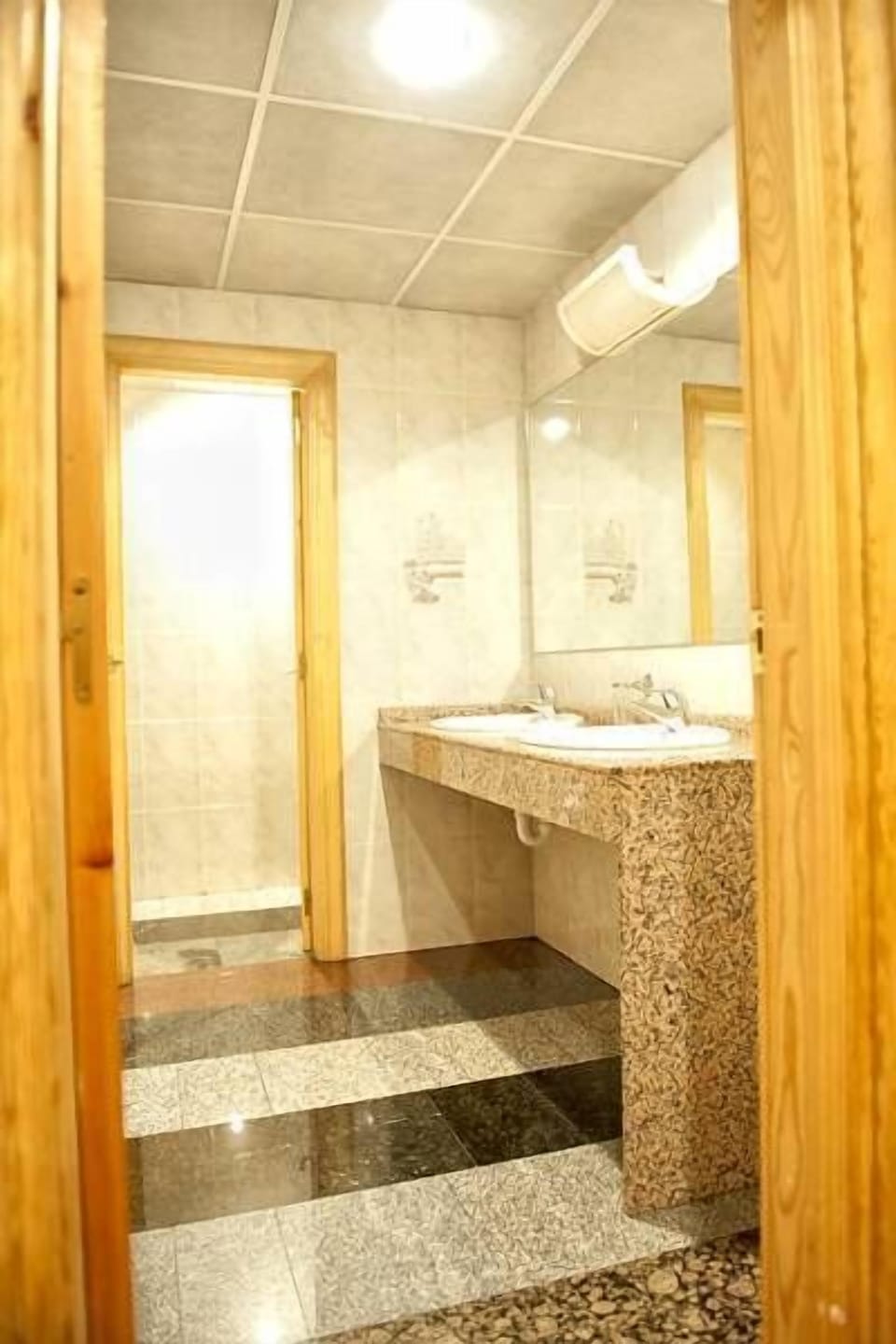 Bathtub, free toiletries, hair dryer, bidet