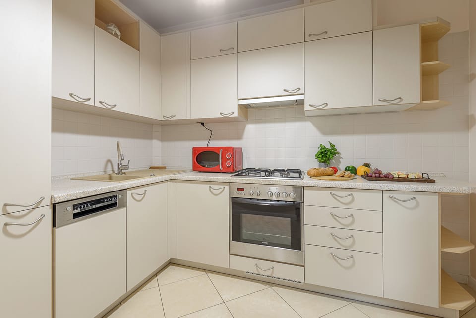 Comfort Apartment, Lanai, Courtyard View | Private kitchen | Fridge, microwave, oven, stovetop