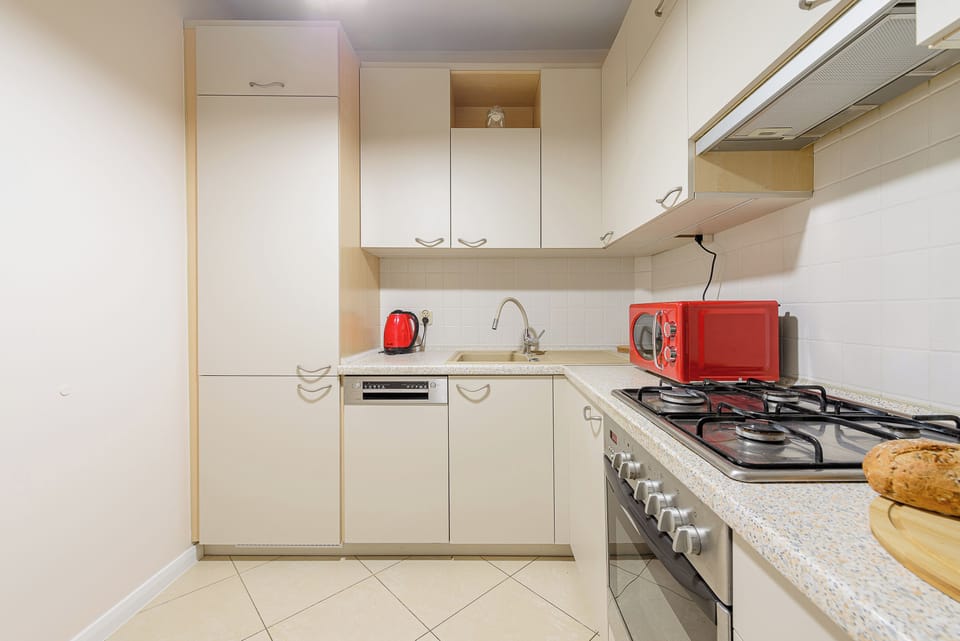 Comfort Apartment, Lanai, Courtyard View | Private kitchen | Fridge, microwave, oven, stovetop