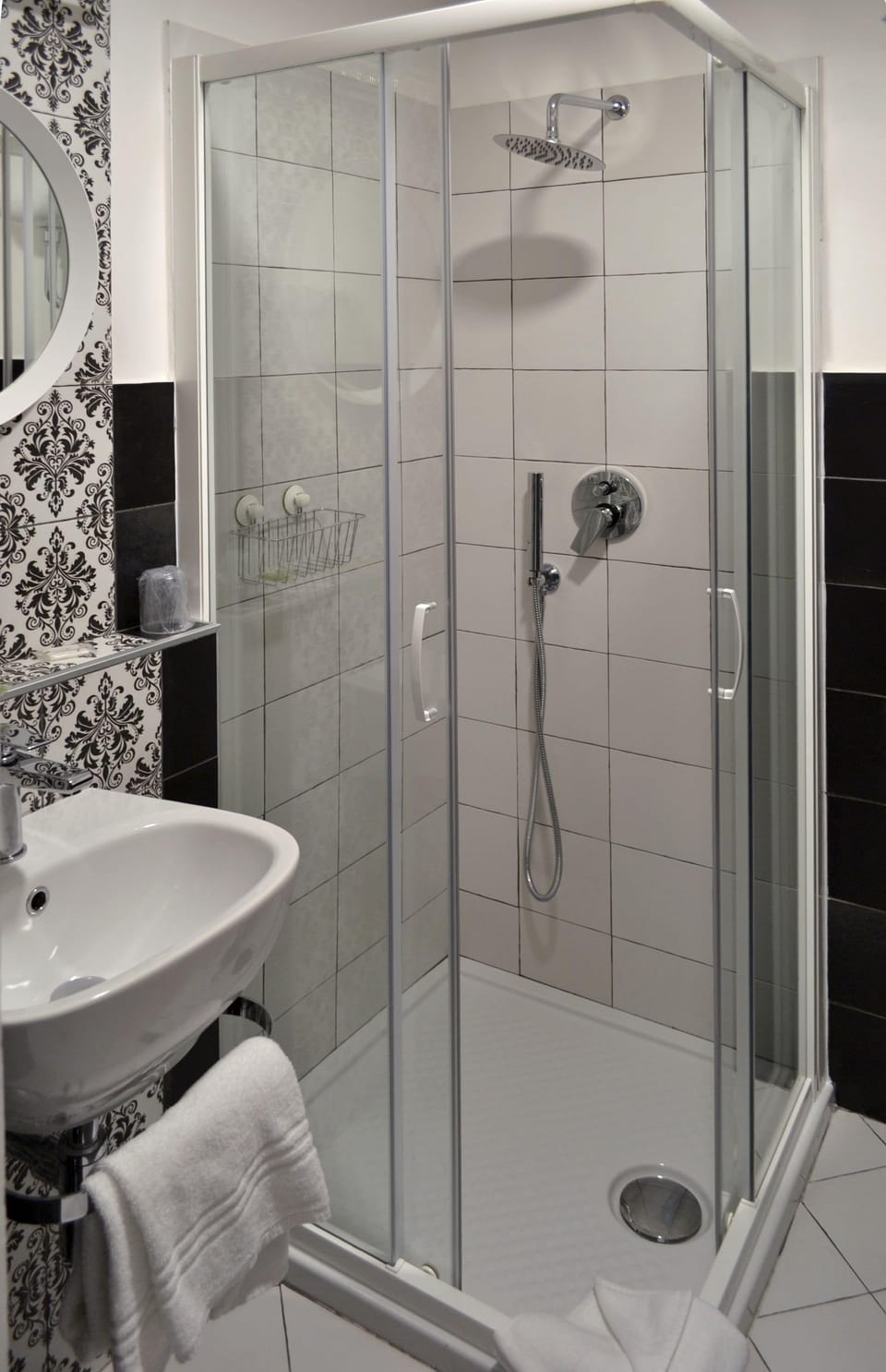 Single Room | Bathroom | Shower, free toiletries, hair dryer, towels
