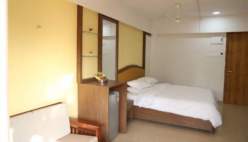 Deluxe Room, 1 King Bed, Non Smoking | Desk, free WiFi