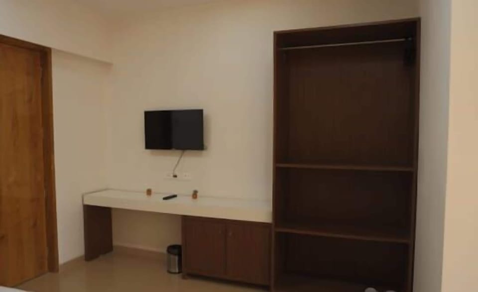 Deluxe Room, 1 King Bed, Non Smoking | Bathroom | Shampoo, toilet paper