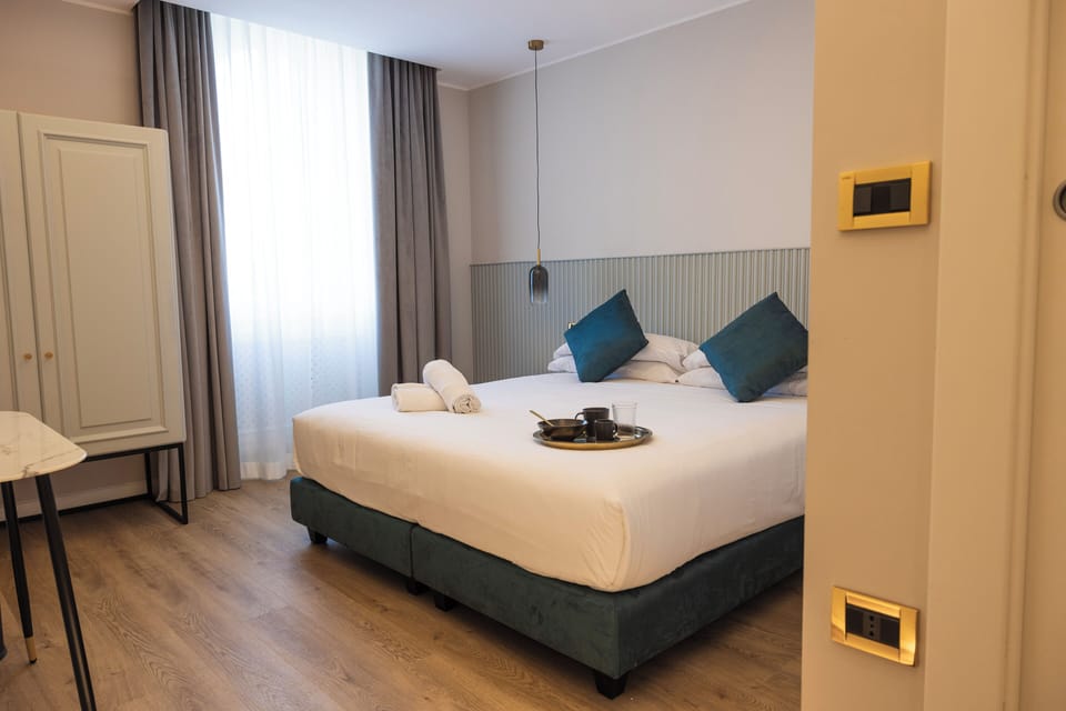 Camera Deluxe Matrimoniale/Doppia con Letti Singoli KingSize M-D | In-room safe, desk, blackout drapes, iron/ironing board