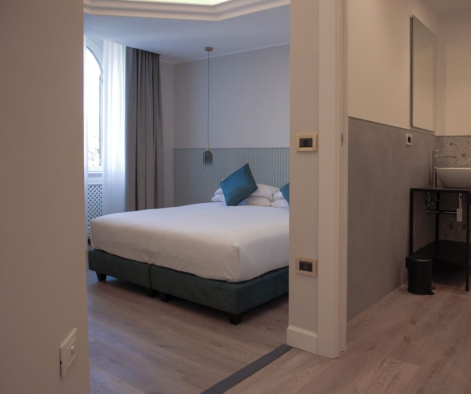 Camera Deluxe Matrimoniale/Doppia con Letti Singoli KingSize M-D | In-room safe, desk, blackout drapes, iron/ironing board