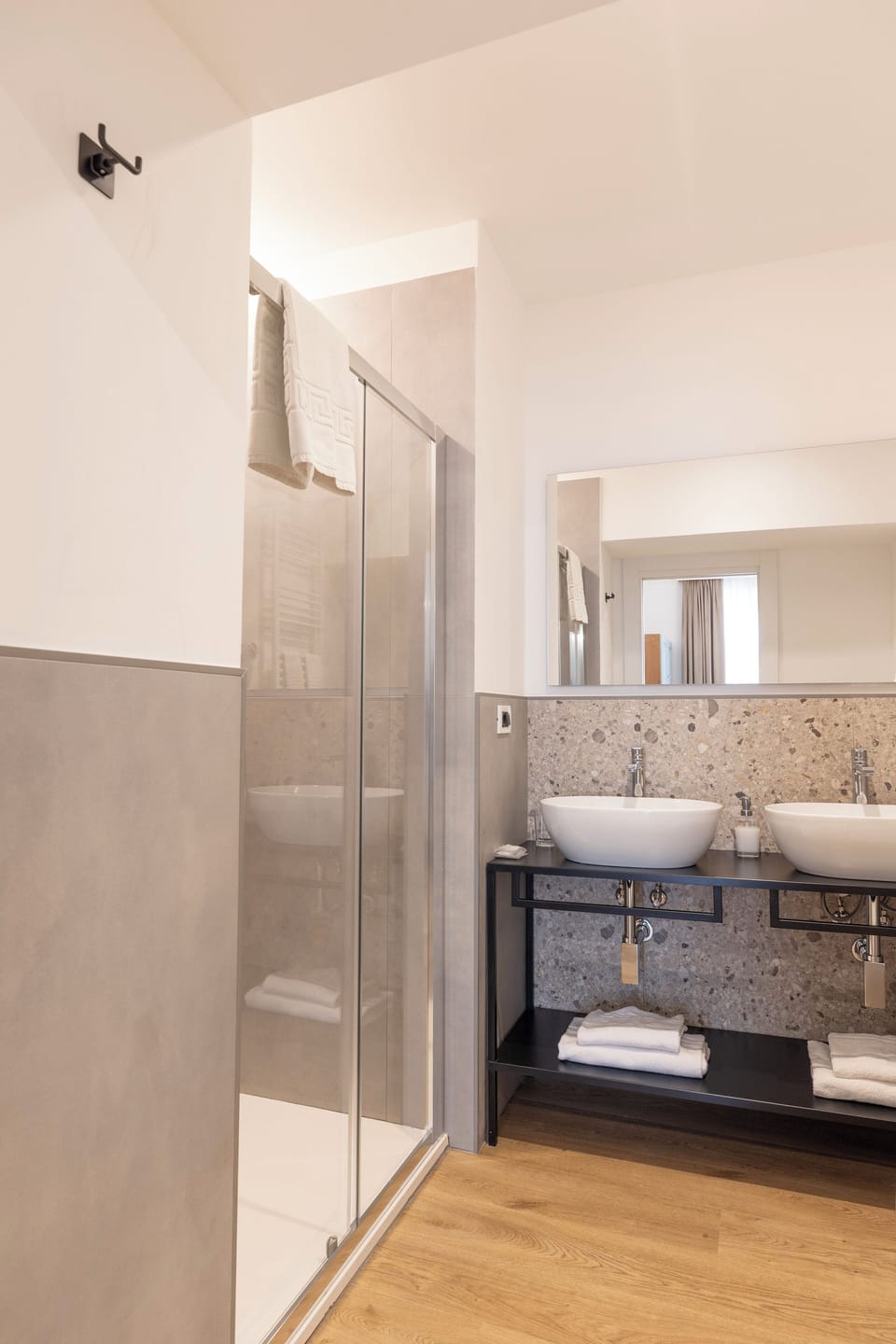Camera Deluxe Tripla KingSize T4 | Bathroom | Shower, hair dryer, bidet, towels