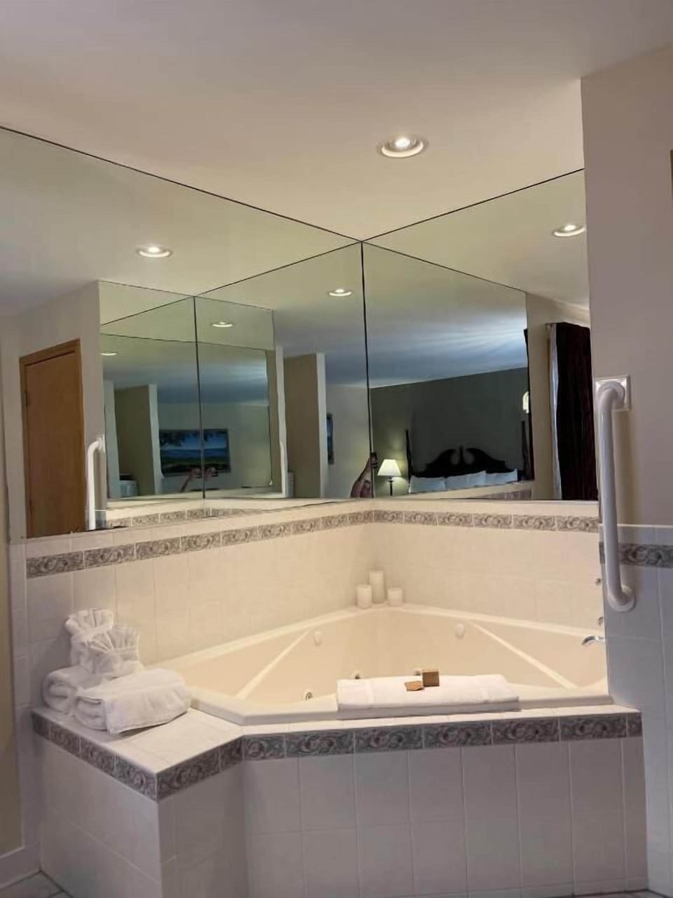 Deluxe Room, 1 King Bed, Hot Tub | Laptop workspace, iron/ironing board, free WiFi, bed sheets