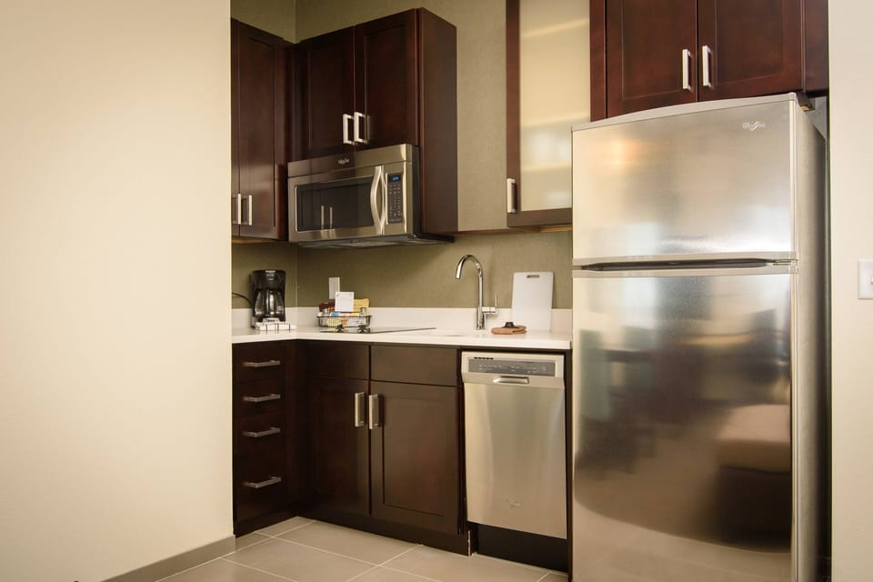 Full-size fridge, microwave, stovetop, dishwasher